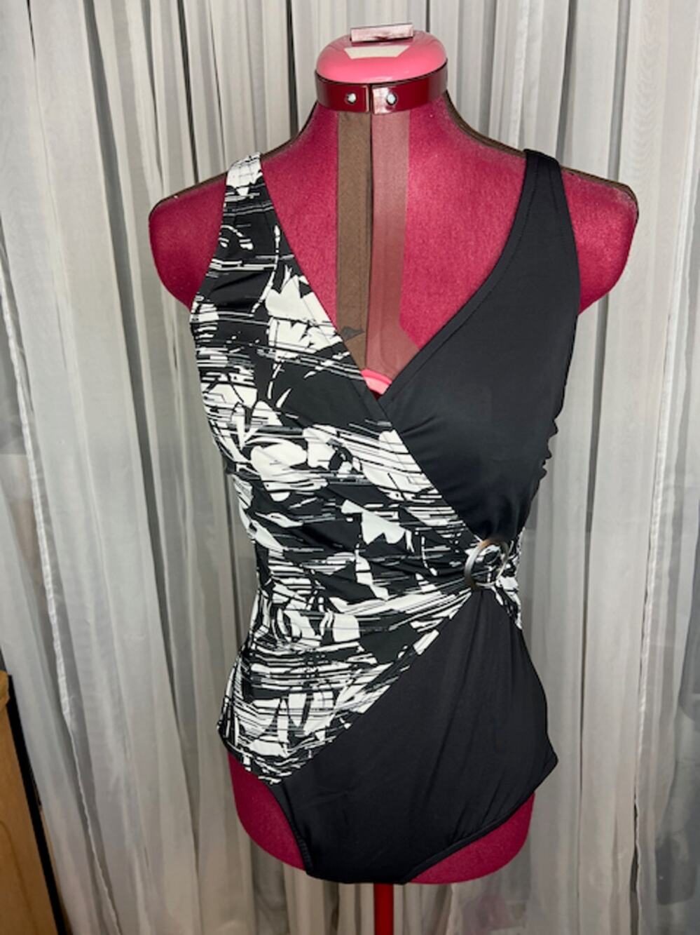 Jantzen classics one piece swimsuit V neck floral